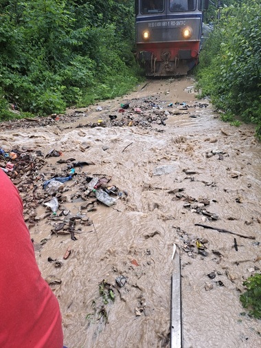 UPDATE - Aluviuni pe calea ferată, între Pojorâta şi Sadova / Două trenuri cu peste 400 de pasageri, afectate / Linia a fost redeschisă cu restricţie de viteză - FOTO
