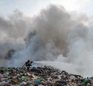 Dâmboviţa: Incendiu cu degajări mari de fum la groapa de gunoi a oraşului Titu / A fost emis mesaj RO-Alert