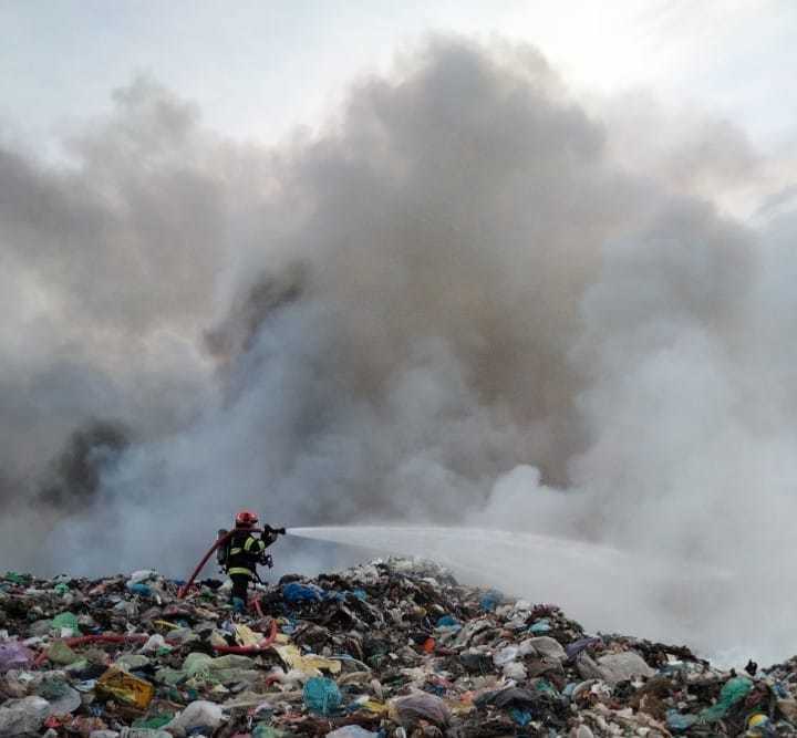 Dâmboviţa: Incendiu cu degajări mari de fum la groapa de gunoi a oraşului Titu / A fost emis mesaj RO-Alert