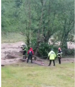 Suceava: Bărbat rămas izolat într-o anexă gospodărească înconjurată de ape, salvat de pompieri 