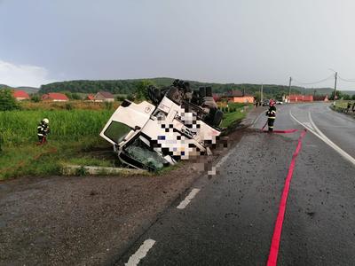 Mureş: Camion cu lipici, răsturnat pe DN 15