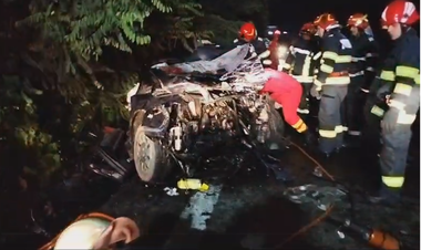 Vâlcea: Patru persoane, între care un minor, au murit, după un accident la Bujoreni / Au fost implicate o maşină, un microbuz cu pasageri şi un camion