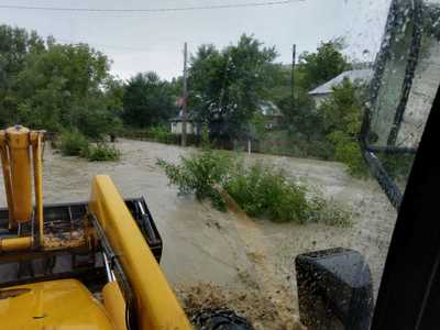 Bistriţa-Năsăud: 35 de gospodării din Dumbrăveni, inundate în urma ploii torenţiale / Judeţul a fost vizat de mai multe avertizări cod portocaliu