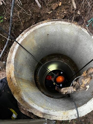 Sibiu: Bărbat care săpa un puţ, surprins de câteva burlane de fântână la o adâncime de cinci metri