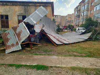 Olt: Cinci maşini, avariate după căderea unui acoperiş