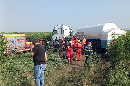 Accident pe DN2 între un autoturism şi o autocisternă - un bărbat a murit - FOTO