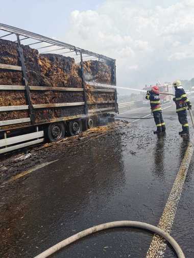 Caraş-Severin: Incendiu la un camion încărcat cu baloţi de paie, pe DN 6/ Circulaţia rutieră se desfăşoară pe o bandă