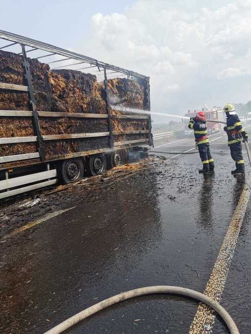Caraş-Severin: Incendiu la un camion încărcat cu baloţi de paie, pe DN 6/ Circulaţia rutieră se desfăşoară pe o bandă