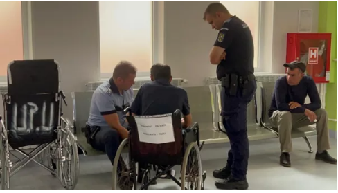Botoşani: Un bărbat a ajuns la spital, după ce un prieten i-a prins de un picior o pereche de cătuşe găsite într-un parc şi nu le-a mai putut desface. Un poliţist a desfăcut dispozitivul
