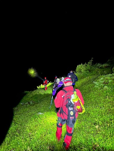 Maramureş: Patru turişti rătăciţi în Munţii Rodnei, recuperaţi de către jandarmi şi salvamontişti în noaptea de marţi spre miercuri. Acţiunea a durat şase ore şi a fost dificilă - FOTO
