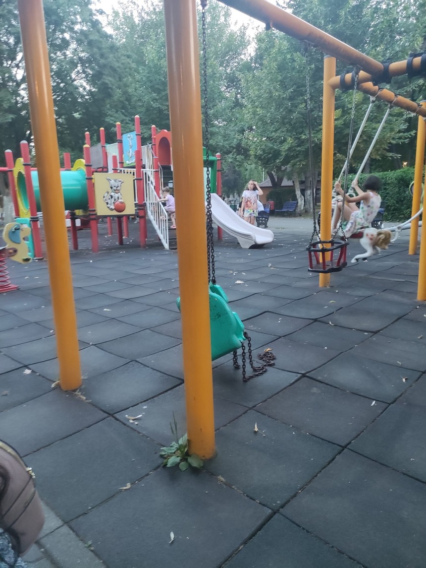 Copil la spital, după ce leagănul în care se dădea într-un parc din sectorul 4 al Capitalei, s-a rupt - FOTO

