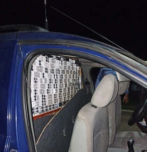 Suceava: Bărbat reţinut pentru contrabandă, după ce în maşina lui au fost găsite aproape 5000 de pachete cu ţigări - FOTO
