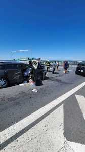 Timiş: 13 persoane, implicate într-un accident rutier pe autostrada A1/ Doi adulţi şi un copil au fost transportaţi la spital - FOTO
