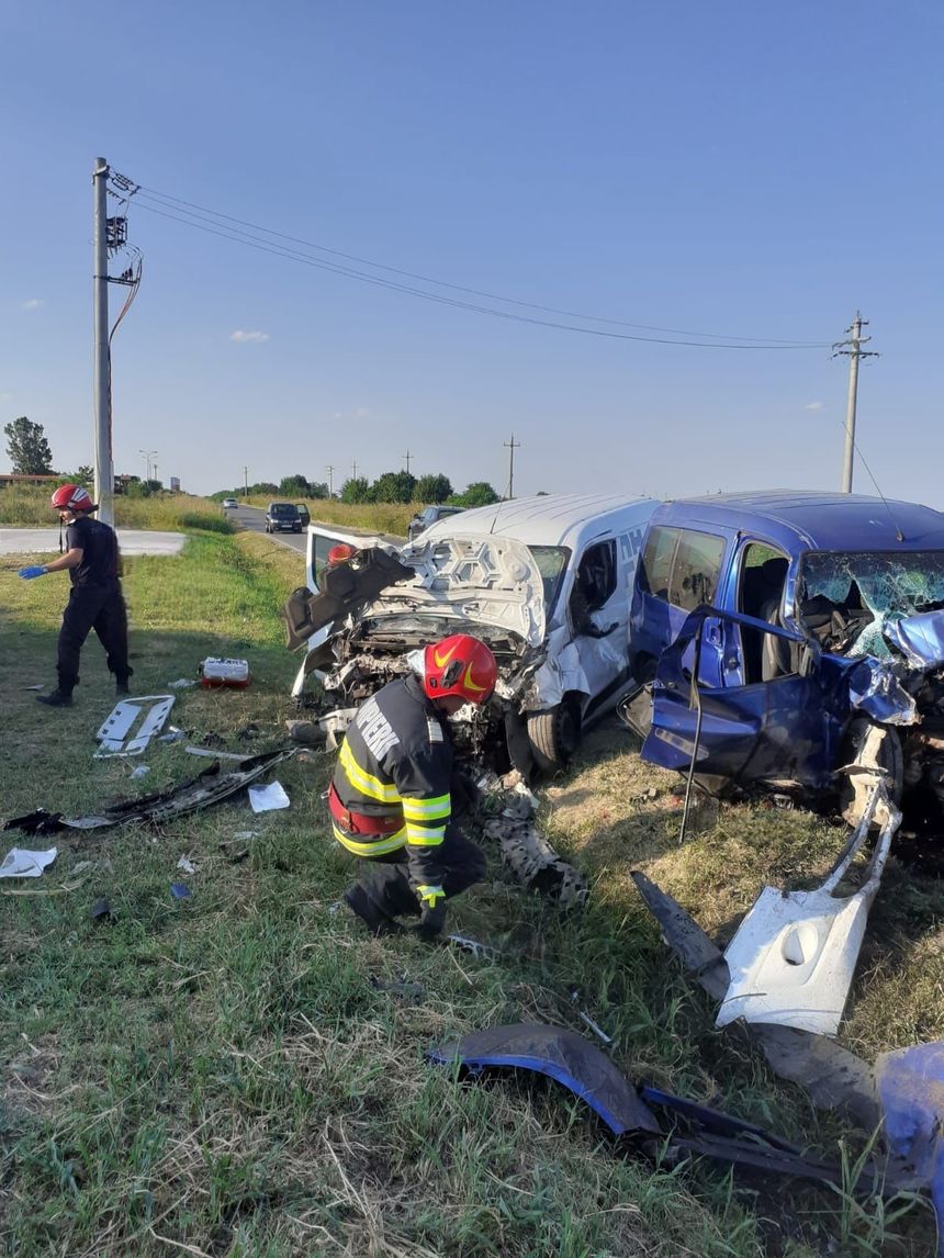 Giurgiu: Doi bărbaţi au murit într-un accident în care au fost implicate două autoturisme/ Alte două persoane au fost transportate la spital, una de elicopterul SMURD - FOTO