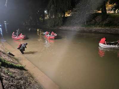 UPDATE - Intervenţie a pompierilor, cu bărci şi scafandri, pentru căutarea unei persoane în râul Bega, la Timişoara - FOTO