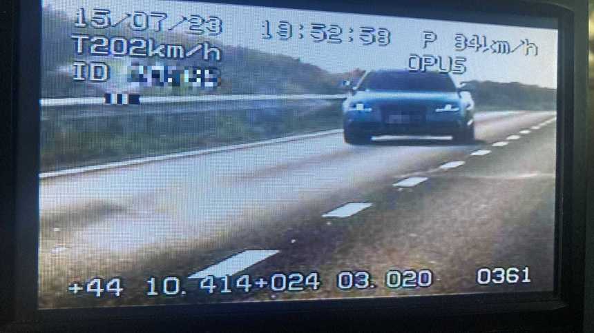 Bărbat înregistrat de aparatul radar când conducea cu viteza de 202 km/h, în apropierea unei localităţi din Dolj/ Un alt şofer a fost prins circulând cu 145 km/h, în localitate