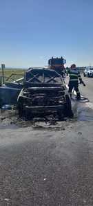 Incendiu izbucnit la o maşină pe autostrada A1, în judeţul Hunedoara/ Doi adulţi şi un copil s-au autoevacuat - FOTO, VIDEO