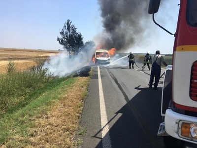 Arad: Incendiu izbucnit la o autoutilitară aflată în mers/ Focul s-a extins la vegetaţia de pe marginea drumului - FOTO
