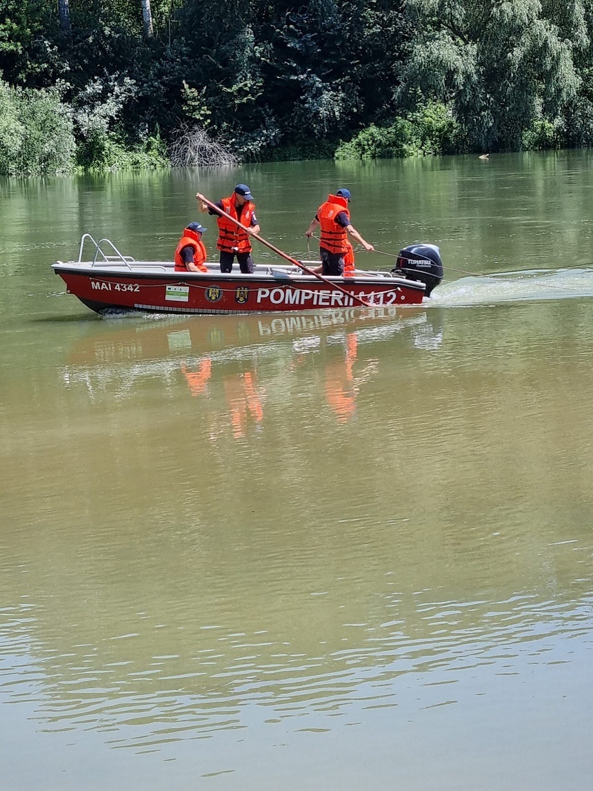 Botoşani: Pompierii caută un adolescent de 16 ani care a intrat în Prut şi nu a mai ieşit la mal 
Botoşani: Pompierii caută un adolescent de 16 ani care a intrat în Prut şi nu a mai ieşit la mal - FOTO

