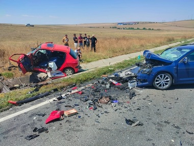 Constanţa: Patru persoane au fost rănite într-un accident în care au fost implicate două autoturisme/ La intervenţie a fost prezent şi elicopterul SMURD, care a preluat un rănit şi l-a transportat la spital - FOTO
