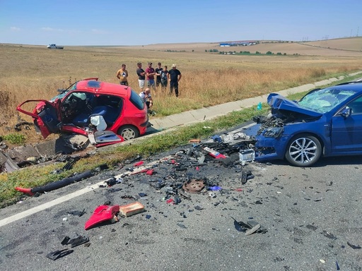 Constanţa: Patru persoane au fost rănite într-un accident în care au fost implicate două autoturisme/ La intervenţie a fost prezent şi elicopterul SMURD, care a preluat un rănit şi l-a transportat la spital - FOTO
