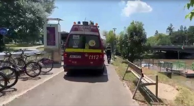 Timişoara: Cadavrul unui tânăr, scos din râul Bega de pompieri şi scafandri/ Urmează să fie identificat - FOTO
