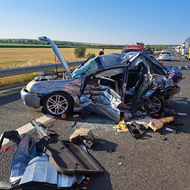 UPDATE - Timiş - Accident cu patru autovehicule, la nodul rutier dintre autostrăzile A 6 şi A 1 / Trei persoane sunt rănite, două fiind transportate la spital. Traficul este blocat - FOTO