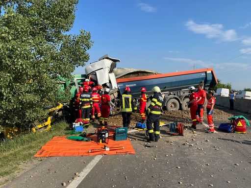 Accident grav pe centura de vest a Ploieştiului. Un bărbat a murit strivit între două TIR-uri. Traficul de pe DN 1 a fost deviat - FOTO
