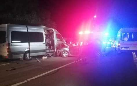 Suceava: Cinci persoane, transportate la spital după un accident în care au fost implicate un microbuz şi un autoturism - FOTO