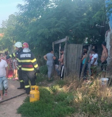 Bihor: Bărbat rănit în urma unei explozii. Pompierii au constatat că butelia pe care o folosea la aragaz avea un furtun fisurat, din cauza căruia s-a produs o acumulare de gaze - FOTO

