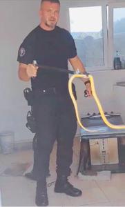 Mehedinţi: Jandarmii au îndepărtat un şarpe ascuns într-o bucătărie - VIDEO
