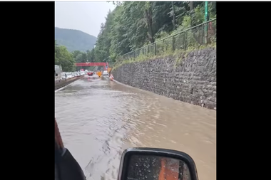 UPDATE - Inundaţii pe DN 1 – centura oraşului Sinaia Poliţia a deviat traficul rutier, întrucât nu se mai putea circula în siguranţă - FOTO
