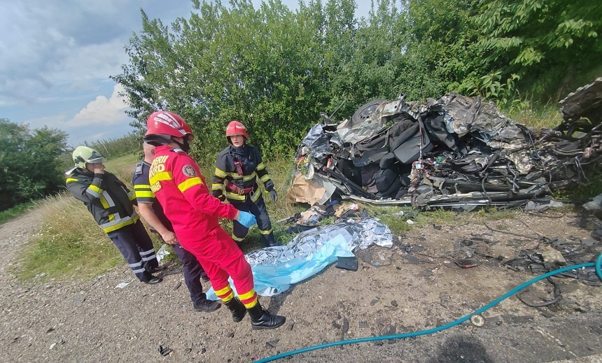 Suceava: Autoturism dezintegrat, după ce s-a izbit violent de un TIR. Şoferul autoturismului a murit, cel al autotrenului a fost rănit - FOTO
