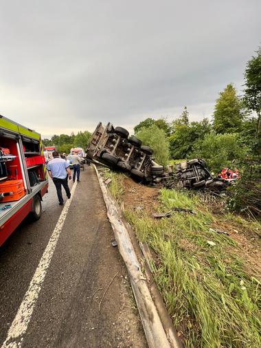 UPDATE - Suceava: Un bărbat şi un tânăr au murit, iar un alt bărbat este transportat la spital, în curs de resuscitare, după ce un camion şi un autoturism s-au ciocnit, pe DN 17/ Traficul este blocat complet - FOTO