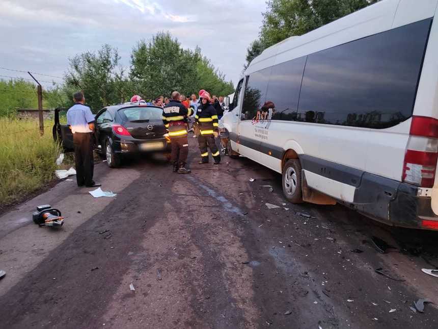 Cincisprezece persoane, transportate la spital după ce un microbuz şi un autoturism s-au ciocnit, în judeţul Prahova - FOTO