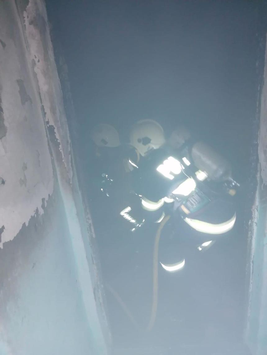 Mureş: Incendiu într-un apartament situat la parterul unui bloc din Răstoliţa/ Două persoane au suferit arsuri, fiind transportate la spital/ 30 de oameni au reuşit să iasă singuri din clădire, alţi doi fiind evacuaţi cu scara de către pompieri - FOTO