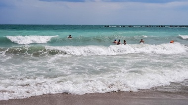UPDATE - Operaţiune pentru salvarea unei persoane aflată într-o barcă cu vâsle, în Marea Neagră, la 80 de mile travers de Mangalia
