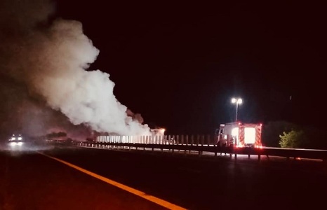 Timiş: Incendiu la un TIR pe autostrada A1/ Traficul se desfăşoară cu restricţii - FOTO
