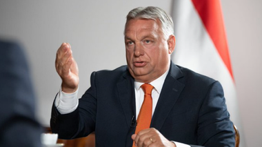 Măsuri de siguranţă luate de organizatori înaintea discursului lui Viktor Orban, la Universitatea de Vară de la Tuşnad / Zeci de persoane purtând drapele tricolore se află la Tuşnad  / Viktor Orban a sosit la eveniment - VIDEO