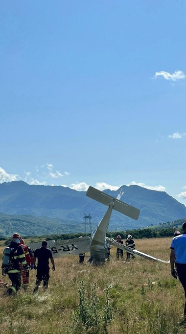 UPDATE - Aparat de zbor prăbuşit între localităţile Râşnov şi Tohan / Pilotul, găsit inconştient, a decedat - FOTO