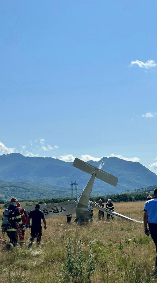 UPDATE - Aparat de zbor prăbuşit între localităţile Râşnov şi Tohan / Pilotul, găsit inconştient, a decedat - FOTO