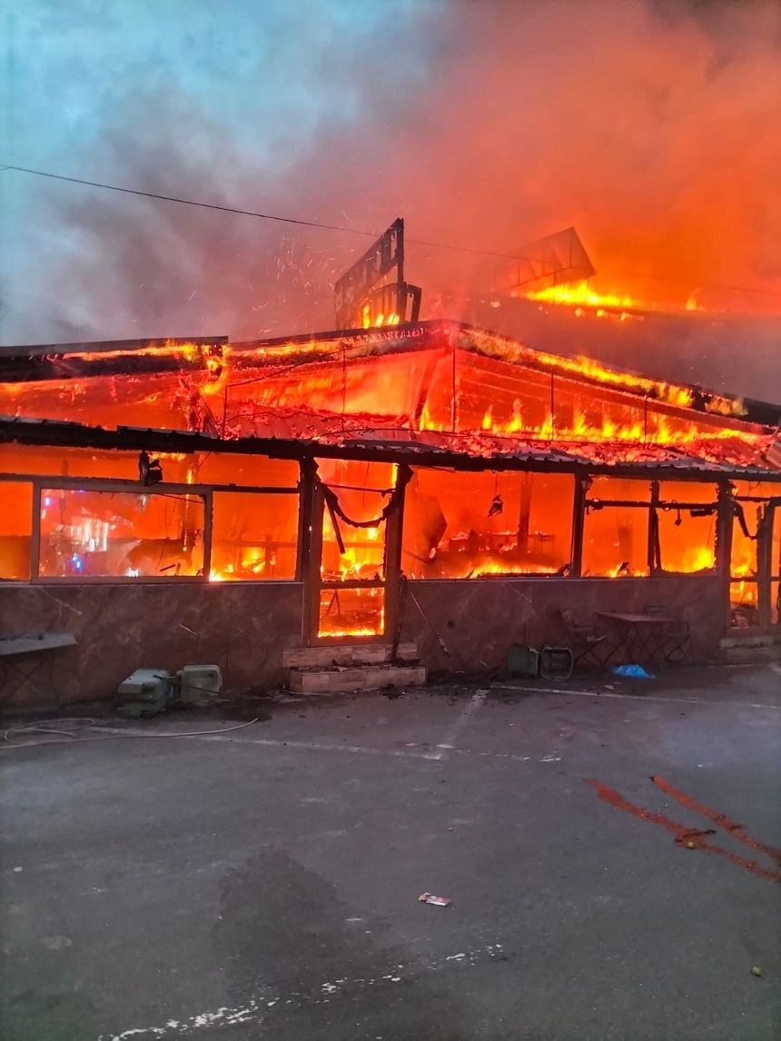 Caraş-Severin: Incendiu puternic la un motel cu restaurant din Băile Herculane - FOTO
