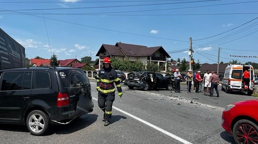 Accident cu cinci victime în judeţul Iaşi, după ce un TIR a lovit două maşini - FOTO
