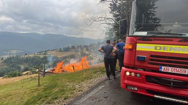 Cod portocaliu de vreme rea în judeţul Alba - O anexă gospodărească a fost lovită de fulger şi a ars în totalitate / Copaci căzuţi pe DN 75