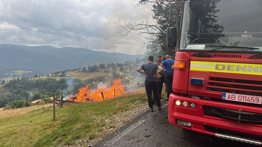 Cod portocaliu de vreme rea în judeţul Alba - O anexă gospodărească a fost lovită de fulger şi a ars în totalitate / Copaci căzuţi pe DN 75