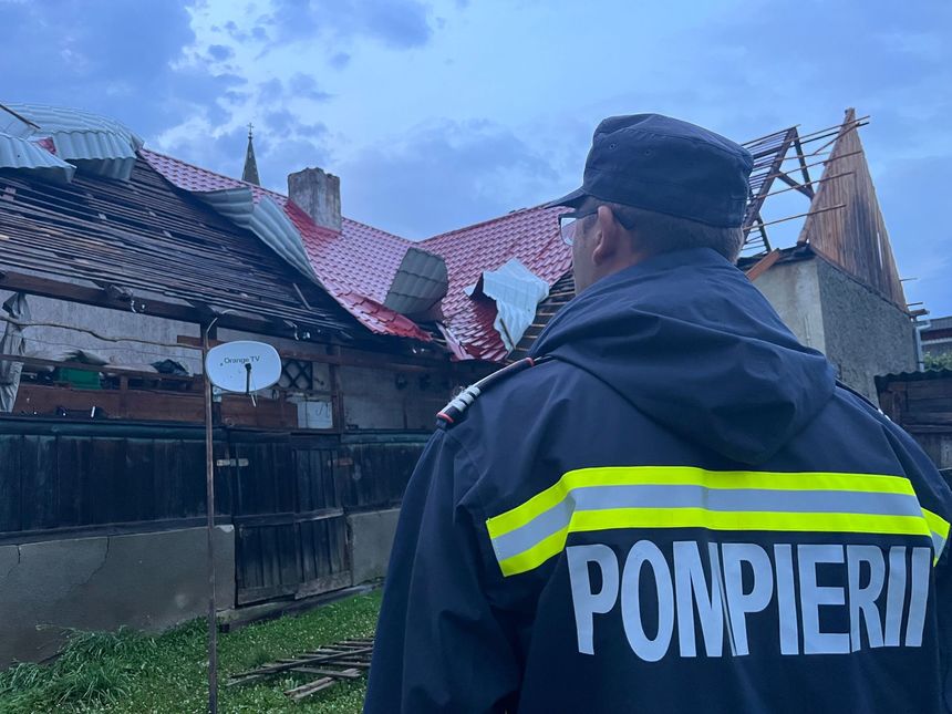 Peste 30 de acoperişuri, distruse de vânt într-o localitate din judeţul Bistriţa-Năsăud