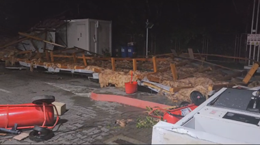Acoperişul unui restaurant din Vaslui, luat de vânt şi purtat peste o sută de metri / A lovit o benzinărie, dărâmând un dieseltank şi fisurând un rezervor încărcat cu trei tone de GPL / O bucată a căzut peste un autobuz, două persoane fiind rănite - VIDEO