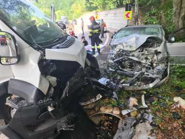Vrancea: Patru persoane, transportate la spital după ce un autoturism şi o autoutilitară s-au ciocnit, pe DN 2/ O fată de 12 ani a fost preluată de elicopterul SMURD