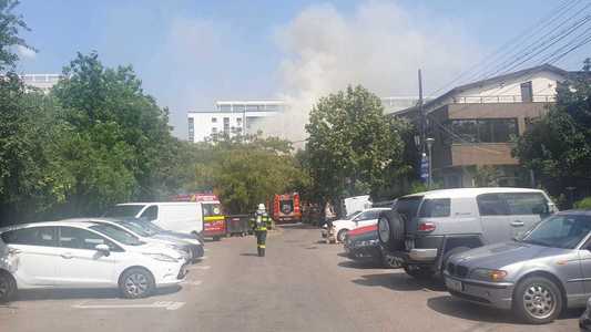 UPDATE - Incendiu la acoperişul a trei case, în zona Muncii din Sectorul 3 al Capitalei/ Trei persoane au avut nevoie de îngrijiri medicale/ Echipajele, suplimentate/ Incendiul a fost localizat - FOTO
