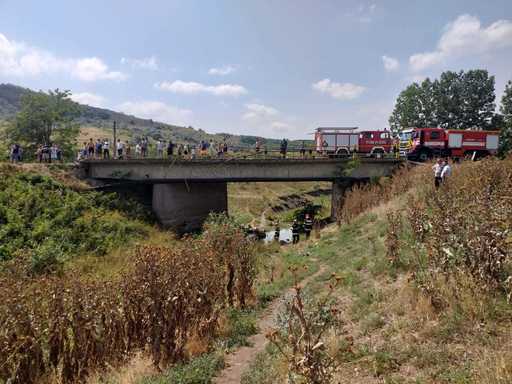 Iaşi: Tânăr rănit grav după ce maşina pe o care o conducea a căzut într-o râpă. A fost dus cu elicopterul la spital